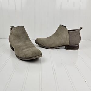 Toms Deia suede tan zip up booties